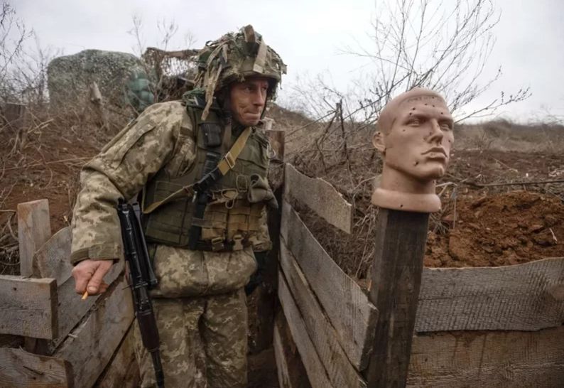 220225 2022 年1月9日，烏克蘭頓內次克地區，一名烏克蘭士兵走在與親俄叛軍的隔離線上。