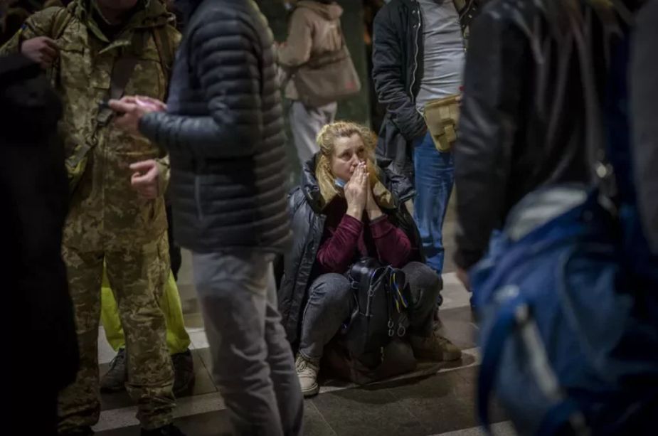 220225 烏克蘭局勢：一名女子2月24日試圖離開烏克蘭基輔的情形，她當時在等候火車。 （AP）